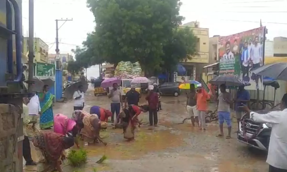 రోడ్లపై వరినాట్లు వేసిన మహిళలు.. ప్రభుత్వంపై నిరసనే..!