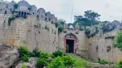 మెదక్ కోటకి వెళ్తే... ఎంచక్కా సెక్యులర్ టూర్ చుట్టేయొచ్చు