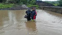 వాగులు దాటి గిరిజనులకు వైద్యం,ఆదిలాబాద్ వైద్య ఉద్యోగుల ఆదర్శం