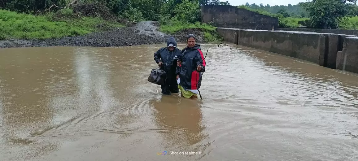 వాగులు దాటి గిరిజనులకు వైద్యం,ఆదిలాబాద్ వైద్య ఉద్యోగుల ఆదర్శం