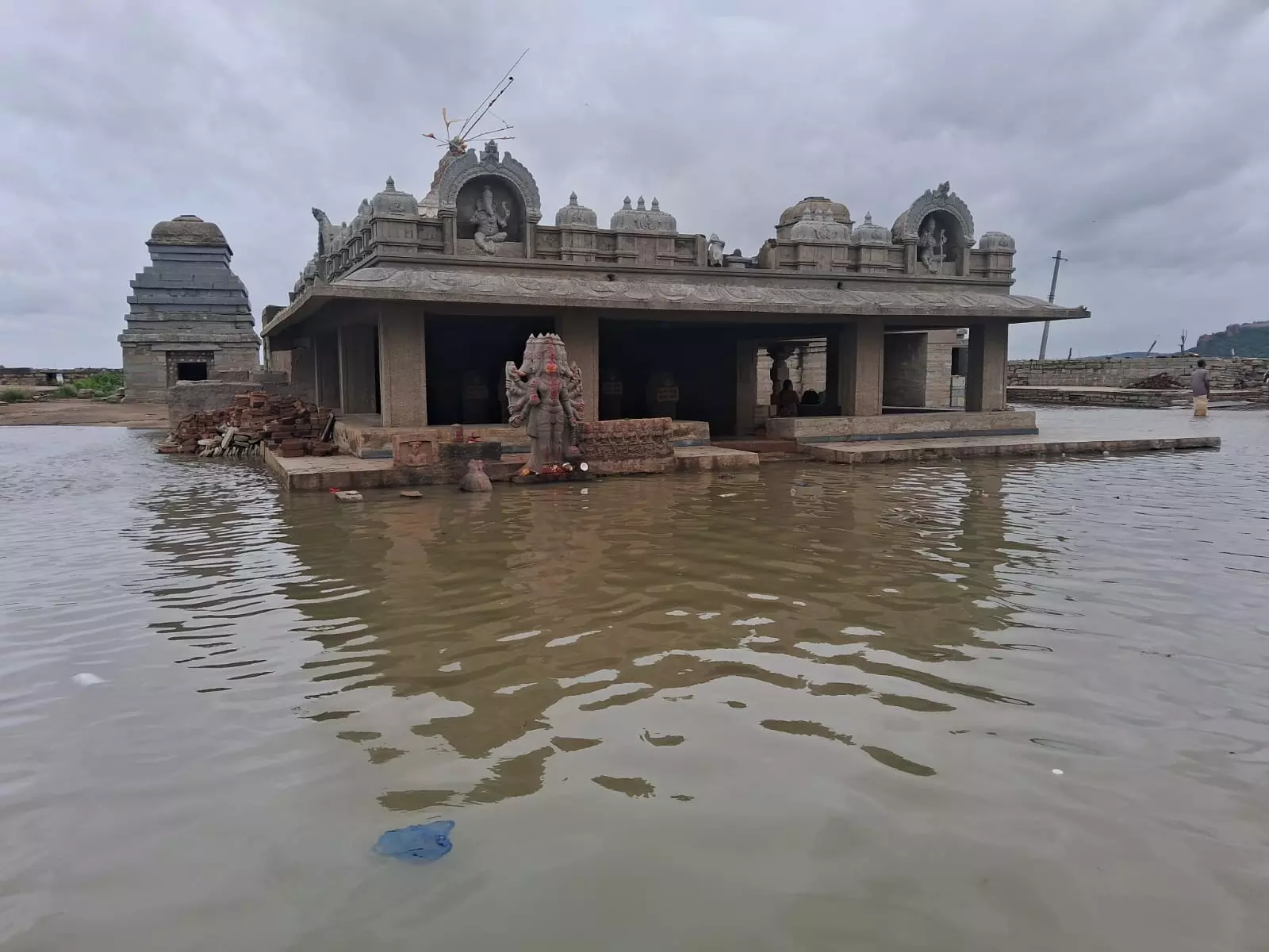 భక్తుల వీడ్కోలు మధ్య ఈ ఆలయం కృష్ణా జలాల్లో మునిగిపోయింది...