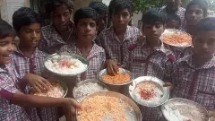 కారంపొడితో కడుపు నింపుకుంటున్న హాస్టల్ విద్యార్థులు (వీడియో)