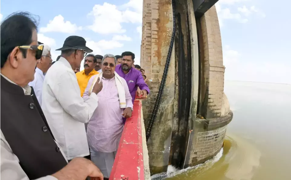 గేటు బిగించాలంటే.. సగం ఖాళీ కావాల్సిందే