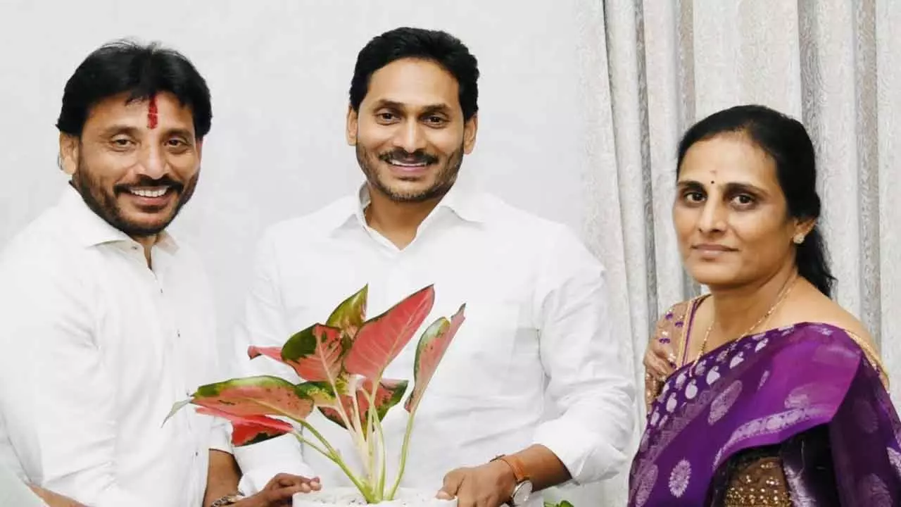 మా ఆయనకు కౌన్సెలింగ్ ఇవ్వండి : జగన్ కు  దువ్వాడ భార్య విజ్ఞప్తి