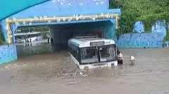 హైదరాబాద్‌లో ఆకాశానికి చిల్లు, నగరం జలమయం