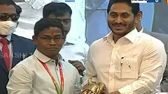 ఆదివాసీ ఆర్ట్‌కు జీవం పోస్తున్న రాజు