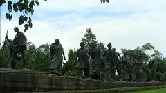 పడకలేదు, వాలు కుర్చీలేదు, అంతా నడకే... ఆయన్ని నడిపించింది