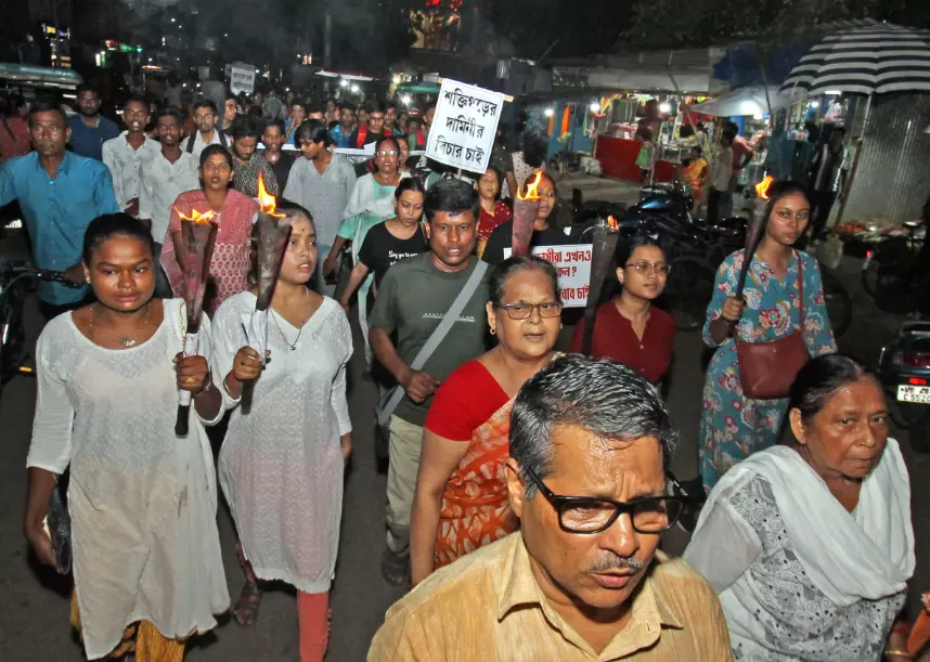 పోలీసులు లంచం ఇవ్వాలని చూశారు: ట్రైనీ డాక్టర్ తల్లిదండ్రులు