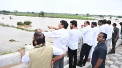 పంటలు నష్టపోయిన రైతులకు బీమా రూల్స్ ప్రకారం పరిహారం చెల్లించాలి.