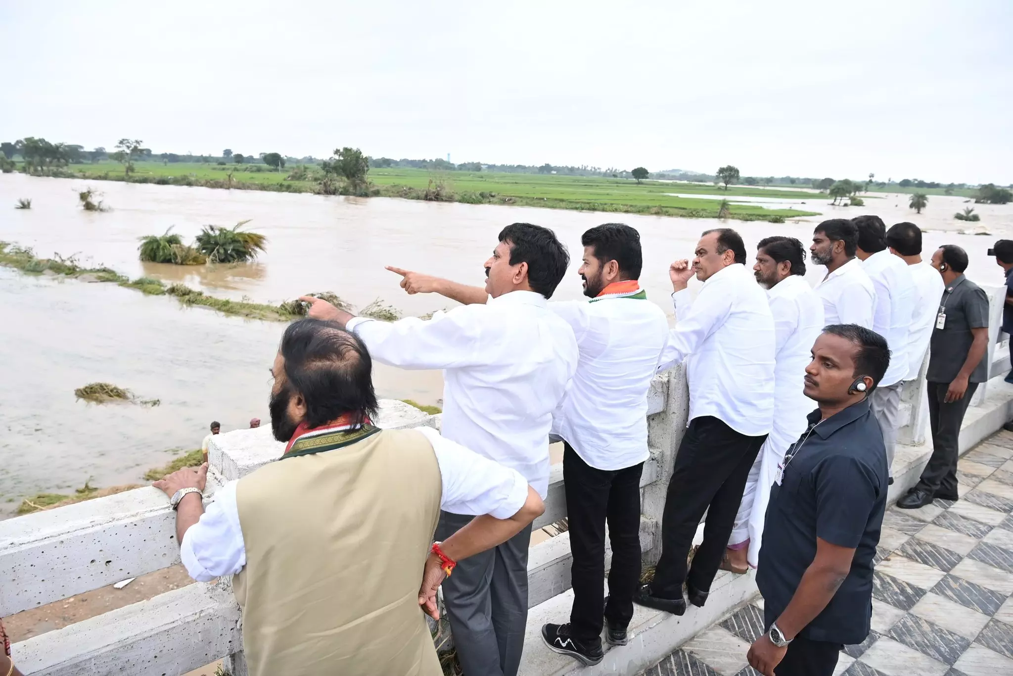 పంటలు నష్టపోయిన రైతులకు బీమా రూల్స్ ప్రకారం పరిహారం చెల్లించాలి.