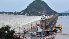 ప్రకాశం బ్యారేజీ ప్రమాదంలో కుట్ర కోణం.. వదిలి పెట్టమన్న మంత్రి