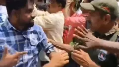 రెండువర్గాలు కలిసి పోలీసులను కొట్టాయా ?