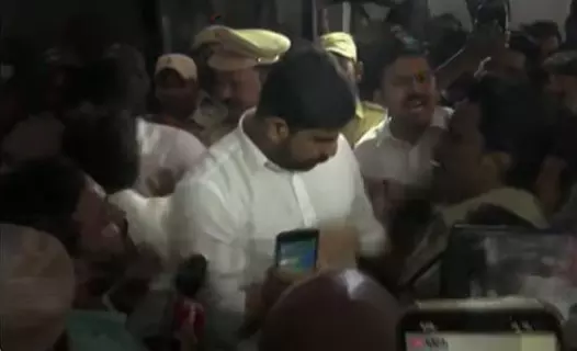 సైబరాబాద్ సీపీ ఆఫీసు దగ్గర ఉద్రిక్తత