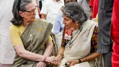 ఏచూరికి పలువురు రాజకీయ ప్రముఖుల నివాళి