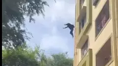 ఐదో అంతస్తు పైనుండి దూకి యువతి ఆత్మహత్య (వీడియో)