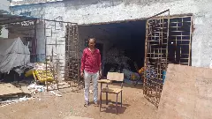 తన ప్రాణం కంటే ఆ ఆగురుగురే ముఖ్యమనుకున్నాడు.. వరద నుంచి కాపాడుకున్నాడు