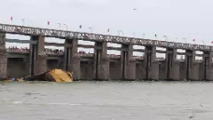 ప్రకాశం బ్యారేజీ బోట్లను ఇలా లాగుతున్నారు