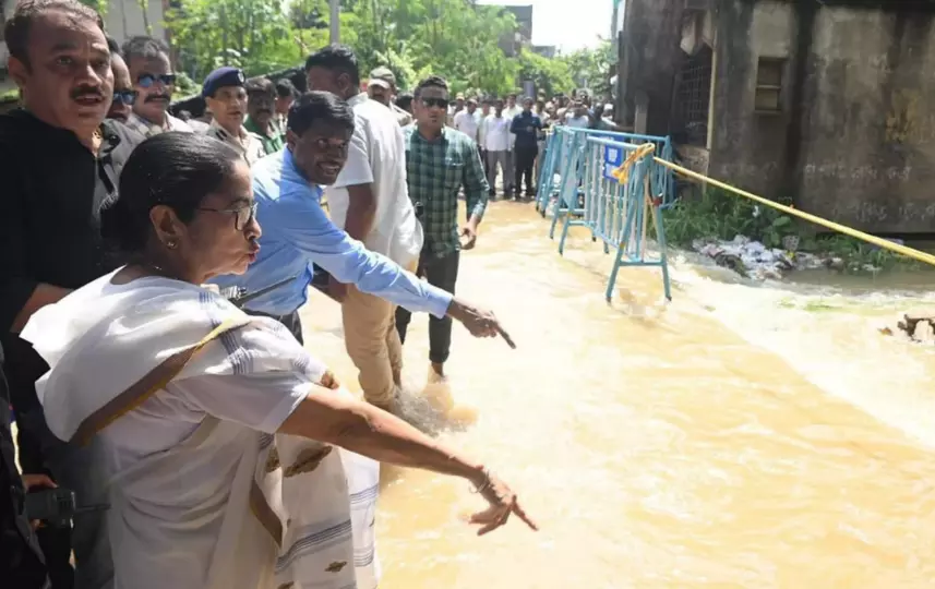 మమతకు మరో సమస్య..దక్షిణ బెంగాల్‌లోకి వరద నీరు