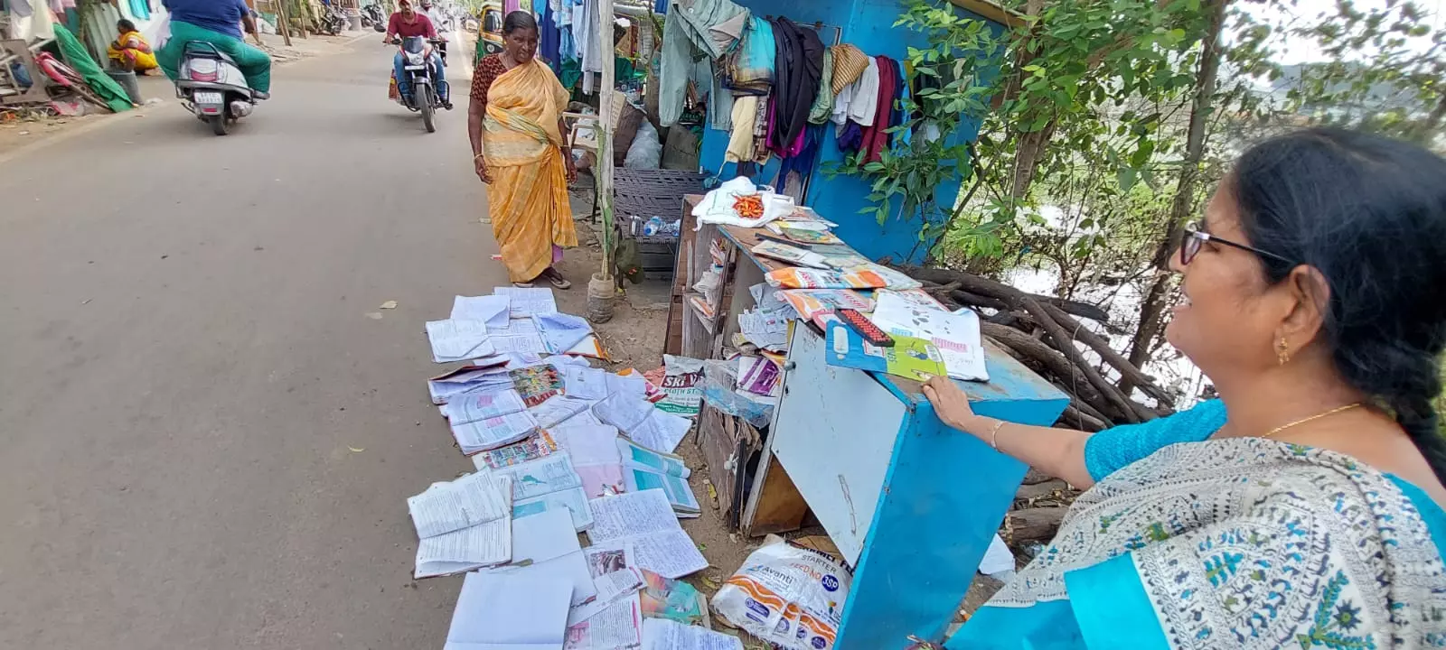 అటు శిథిలగృహాలు..  ఇటు జీవచ్ఛవాలు!