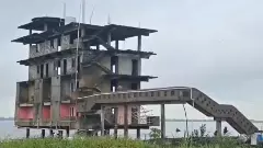 చెరువు మధ్యలో అక్రమ నిర్మాణం.. బాంబులు పెట్టిన అధికారులు..