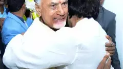 సీఎం చంద్రబాబు ఆత్మీయ ఆలింగనాలు