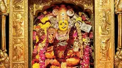 శుక్రవారం గాయత్రీ దేవి అలంకారంలో కనకదుర్గ అమ్మవారు