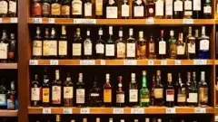 క్యూలో ఉంటేనే మద్యం దుకాణాల దరఖాస్తులకు అవకాశం