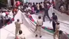 కాషాయ కార్యకర్తలను చితక బాదిన పోలీసులు