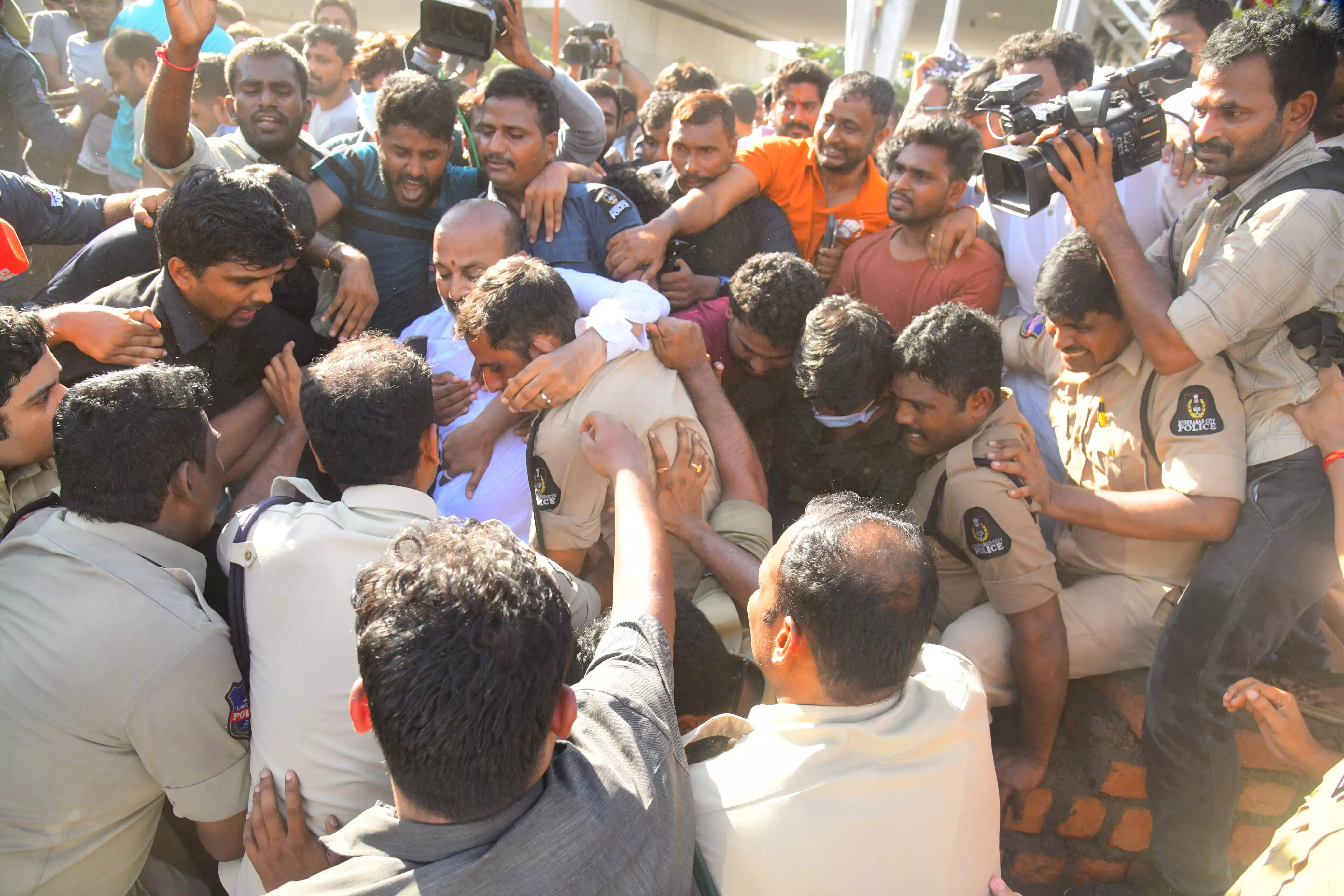 నిరుద్యోగుల ర్యాలీలో బిజెపి, బిఆర్ ఎస్ తన్నులాట