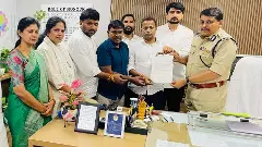 కేటీఆర్‌పై అట్రాసిటీ కేసు పెట్టండి : కాంగ్రెస్ వినతి