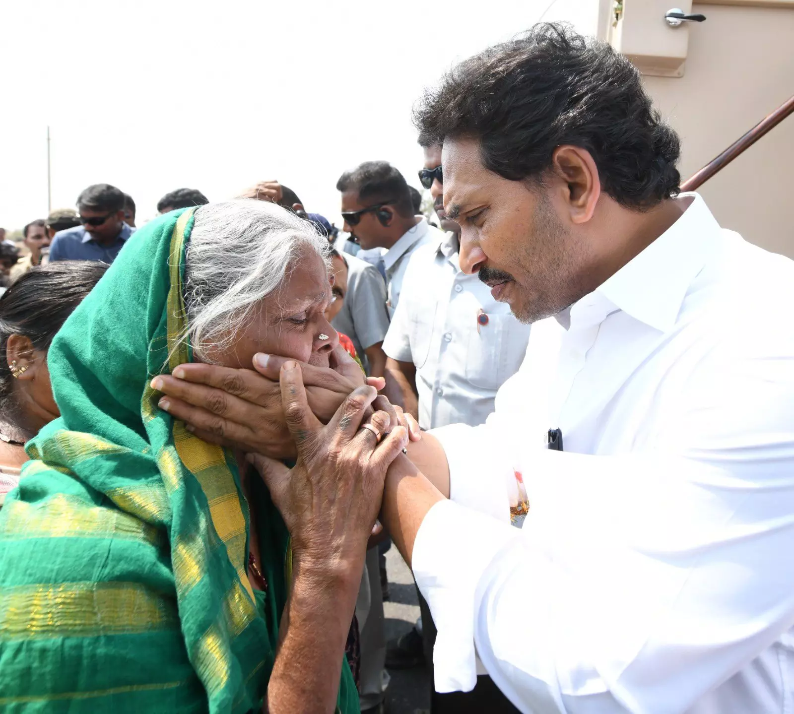 అమ్మకు అన్నం పెట్టనోడు పిన్నమ్మకు బంగారు గాజులు చేయిస్తానన్నాడంట