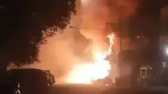 బాణాసంచా దుకాణంలో అగ్నిప్రమాదం, ముగ్గురికి గాయాలు