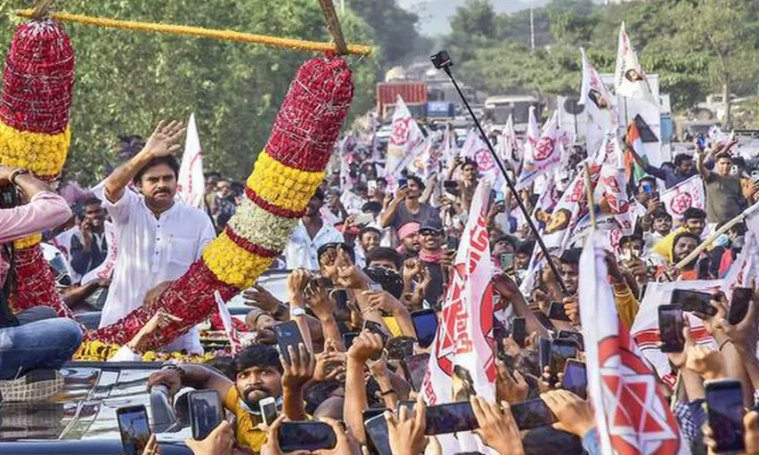 పవన్ కల్యాణ్ పై కాపులు ఎందుకు కోపంగా ఉన్నారు?