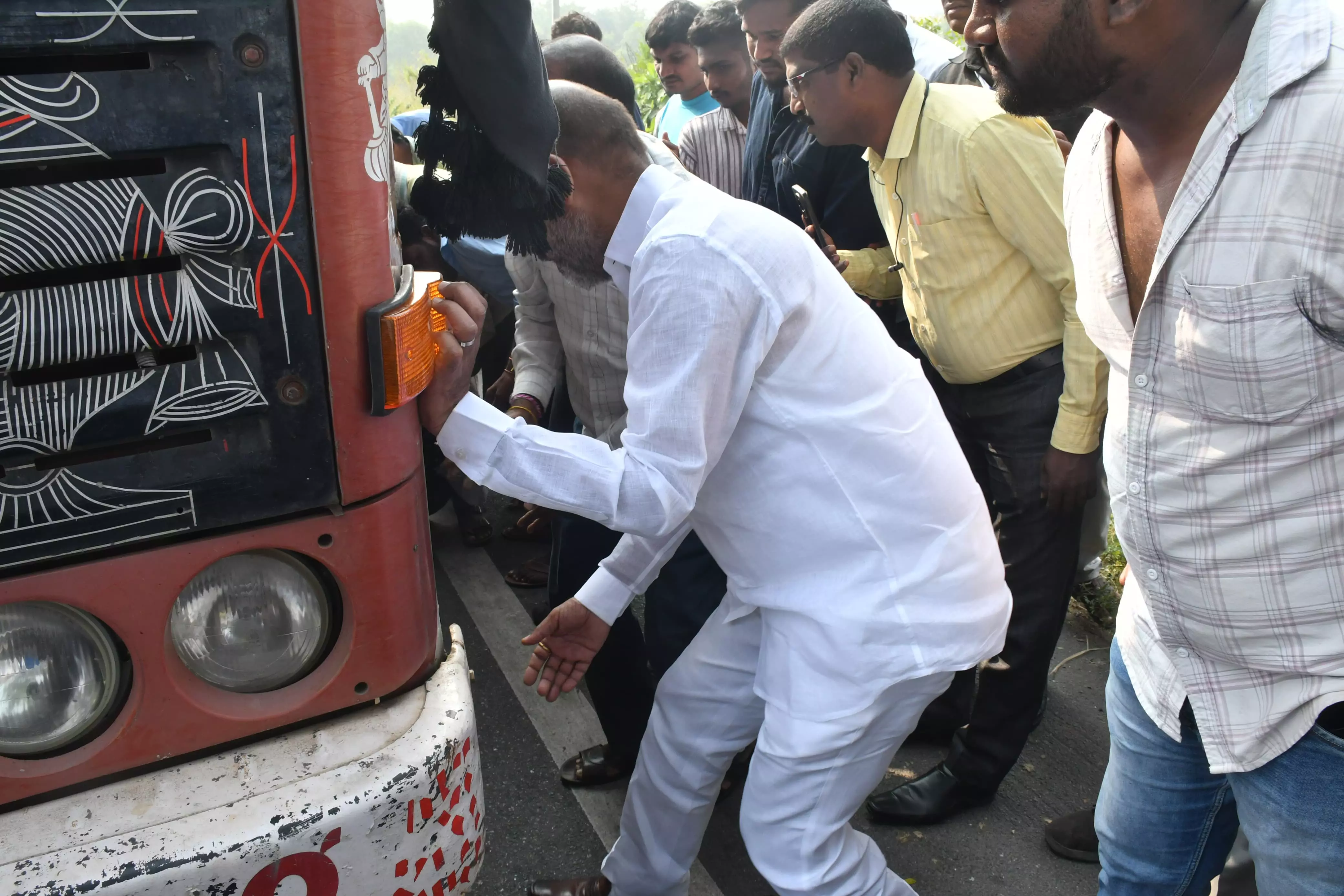 భయపడొద్దు.. ధైర్యంగా ఉండు, రోడ్డు ప్రమాద బాధితురాలికి బండి సంజయ్ భరోసా