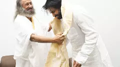 వైరల్‌గా మారిన పవన్‌ కళ్యాణ్, శ్రీశీ రవిశంకర్‌ భేటీ ఫొటోలు