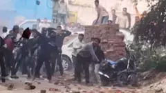 యూపీలో పోలీసులపై రాళ్లదాడి, మసీదు సర్వేను అడ్డుకునే యత్నం