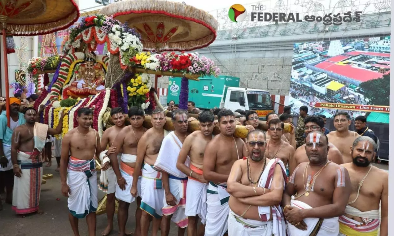 SRIRANGAM | తిరుచానూరు అమ్మవారి పల్లకిమోతలో  శ్రీరంగం శ్రీవైష్ణవులు