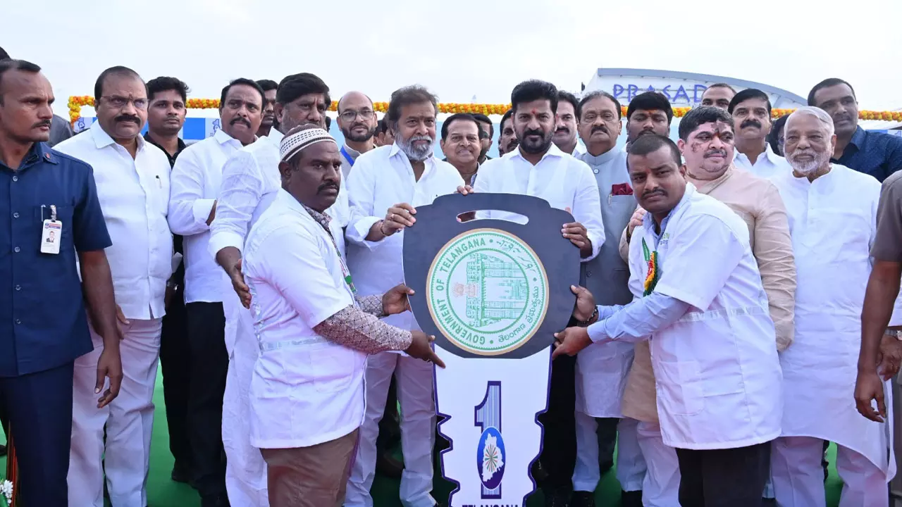 Revanth Reddy | ఆరోగ్య ఉత్సవాల్లో పచ్చజెండా ఊపిన సీఎం రేవంత్ రెడ్డి..