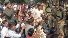 యూపీ: మసీదు ముందు హనుమాన్ చాలీసా.. కళాశాలలో నమాజ్ పై వివాదం