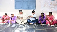 విద్యార్థులతో కలిసి.. భోజనం చేసి