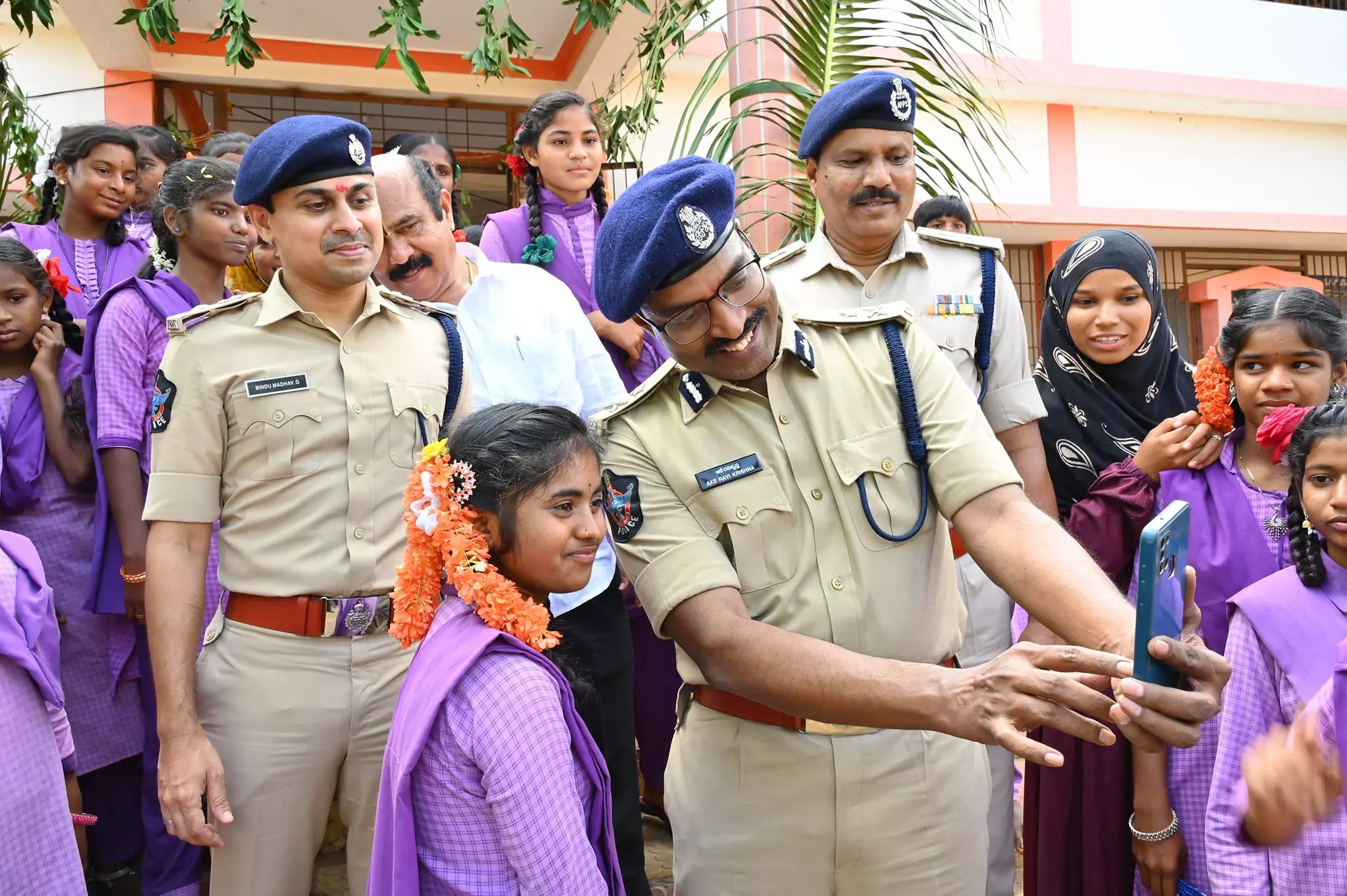 పోలీసులు వస్తే వూర్లో పండగ సందడి ఉంటుందా? పోలీసులు వస్తే వూర్లో పండగ సందడి ఉంటుందా?