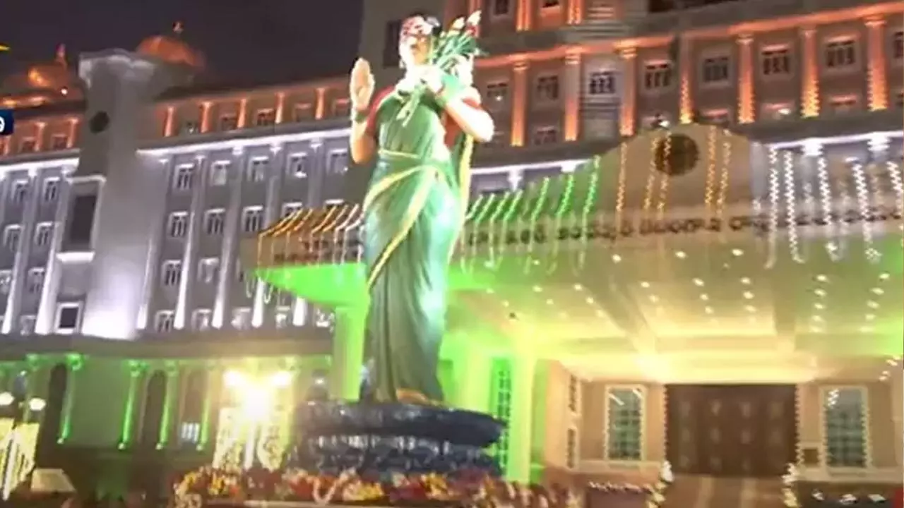 తెలంగాణ తల్లి విగ్రహాన్ని ఆవిష్కరించిన సీఎం
