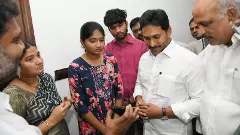 జగన్‌ను కలిసిన ప్రేమ్‌కుమార్‌ భార్య