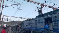 కరెంట్‌ తీగలను ఈడ్చుకుంటూ వెళ్లిన సూపర్‌ ఫాస్ట్‌ రైలు