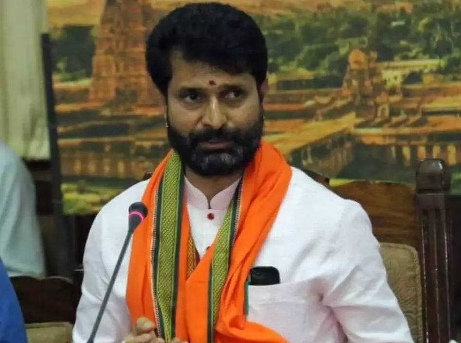 మహిళా మంత్రిని కించపరిచిన కేసులో ఎమ్మెల్సీ రవి అరెస్ట్ మహిళా మంత్రిని కించపరిచిన కేసులో ఎమ్మెల్సీ రవి అరెస్ట్