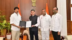 తమిళనాడు గవర్నర్ ను కలిసిన విజయ్..  ఎందుకంటే..?