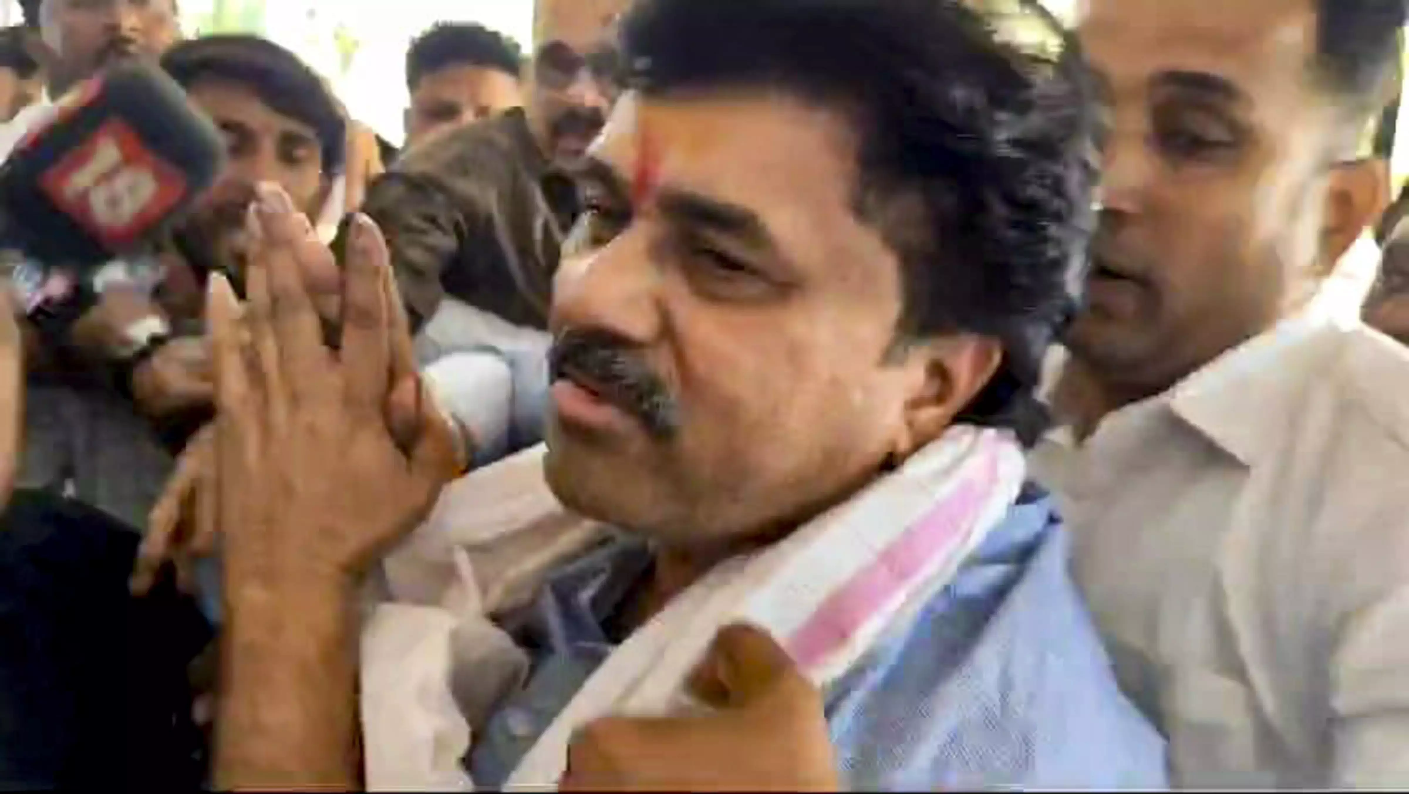 Maharashtra | సర్పంచ్ హత్యపై జల్ సమాధి నిరసన Maharashtra | సర్పంచ్ హత్యపై జల్ సమాధి నిరసన