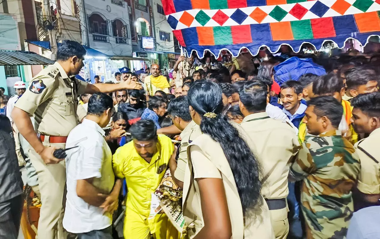 TIRUPATI STAMPEDE | వైకుంఠ దర్శనం:తొక్కిసలాటలో ఆరుగురు మృతి