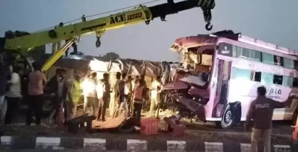 Road Accident | లారీని ఢీకొన్న బస్సు, నలుగురి మృతి, 17మందికి గాయాలు