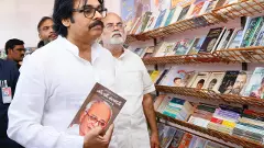 పవన్‌ కల్యాణ్‌ పుస్తక ప్రియుడే..బుక్‌ ఫెయిర్‌లో ఎన్ని కొన్నారంటే